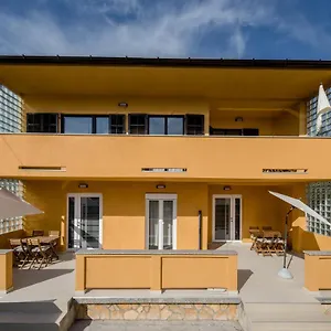 Apartments Gael Lopar